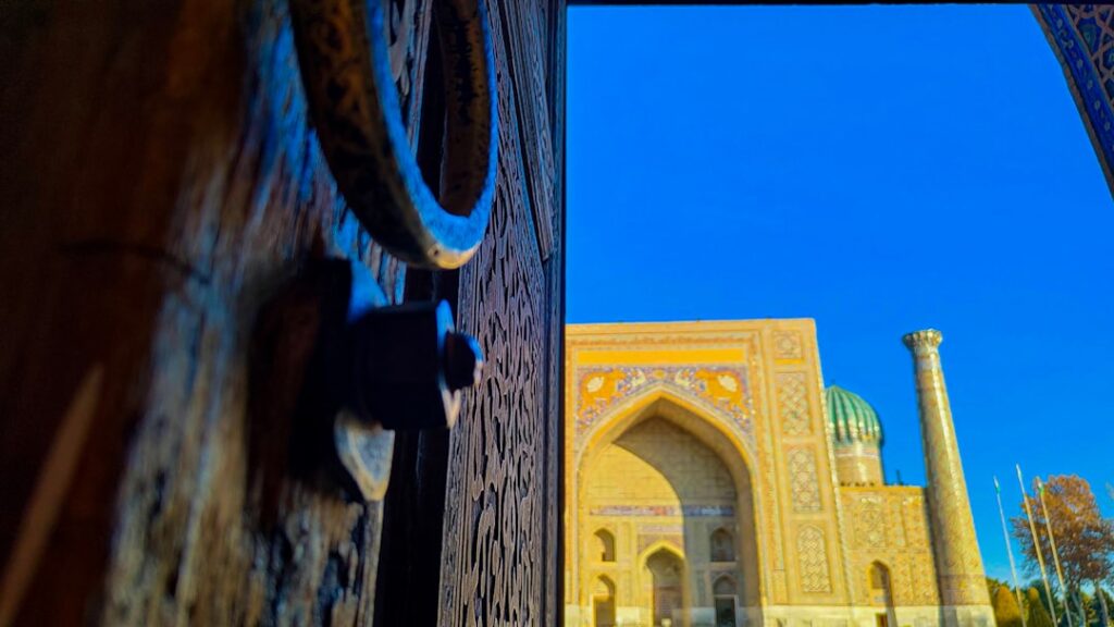 السياحة في أوزبكستان - ساحة ريجستان في سمرقند